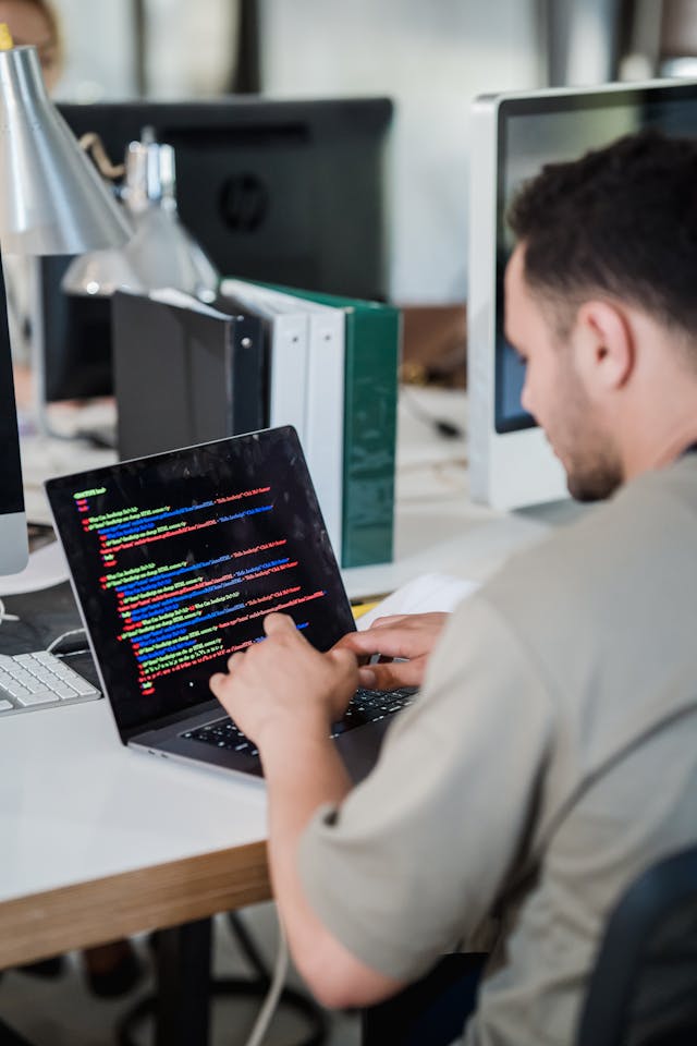 Desenvolvedor trabalhando em uma solução digital personalizada